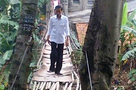 Jokowi Akui `Sport Jantung` Lintasi Jembatan Gantung Reyot